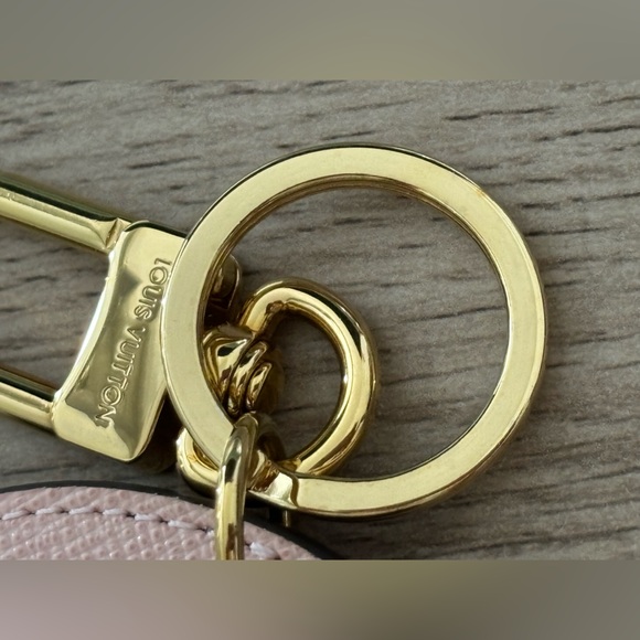 PRICE FIRM Louis Vuitton 2020 Vivienne Bag Charm & Key Holder - Picture 7 of 16